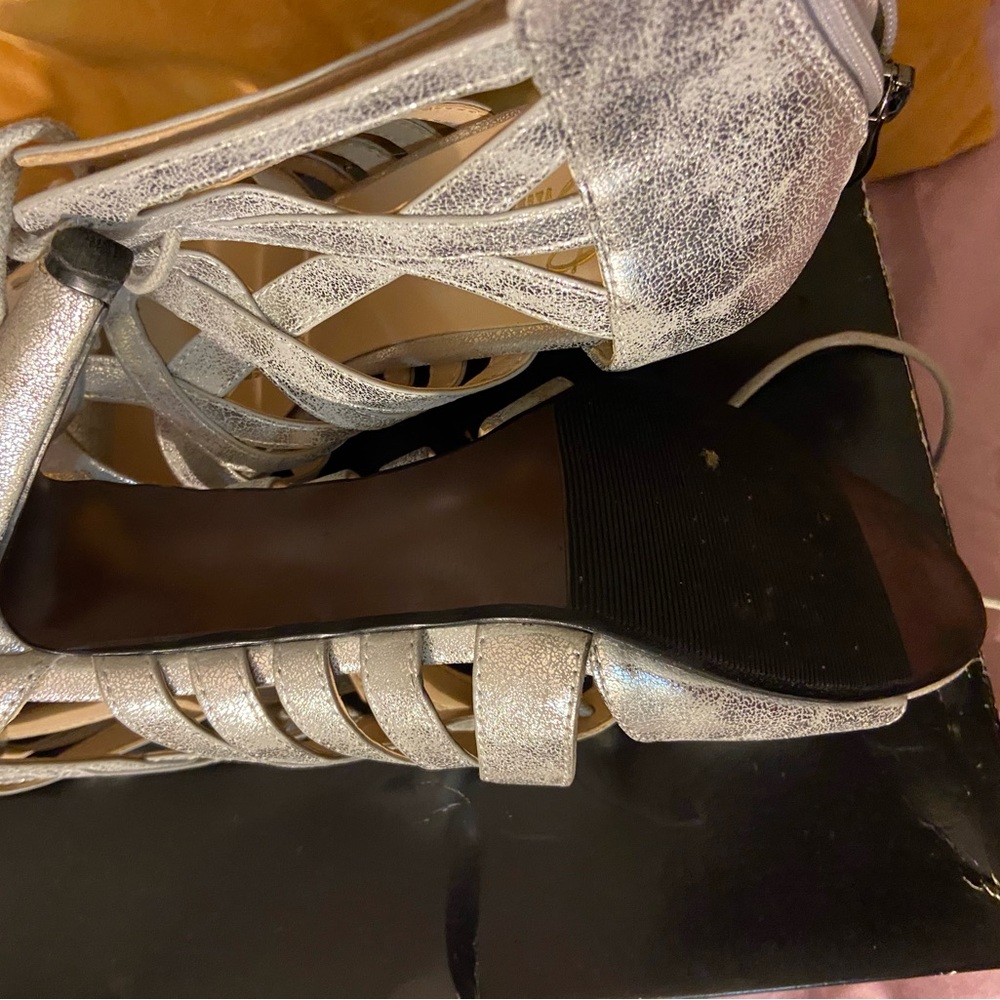 Silver Heels - Picture 3 of 3